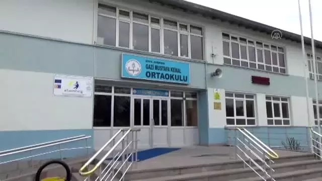 Öğrenciler sağlık çalışanları için siperlikli maske üretiyor Öğrenciler sağlık çalışanları için siperlikli maske üretiyor