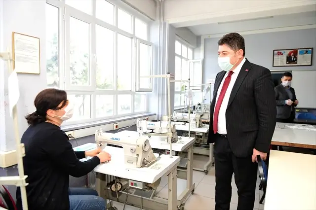 Ordu'da ücretsiz dağıtılmak üzere 100 bin maske üretimine başlandı Ordu'da ücretsiz dağıtılmak üzere 100 bin maske üretimine başlandı