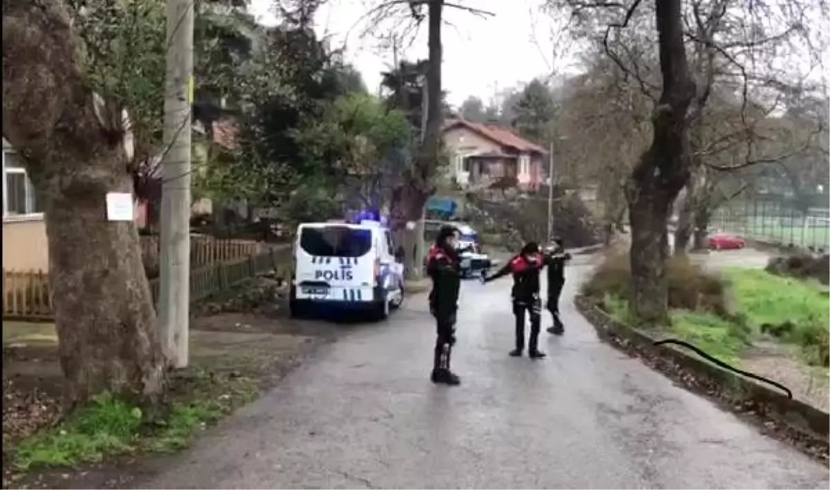 Zonguldak’ta polis vatandaşlara moral vermek için ’Ankara’nın bağları’ şarkısıyla oynadı