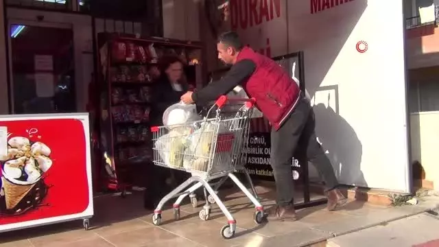 Balıkesirli işletmeci, rüyasında gördüğü 'Askıda Erzak' uygulamasını gerçekleştirerek ihtiyaç sahiplerine yardım ediyor Balıkesirli işletmeci, rüyasında gördüğü 'Askıda Erzak' uygulamasını gerçekleştirerek ihtiyaç sahiplerine yardım ediyor