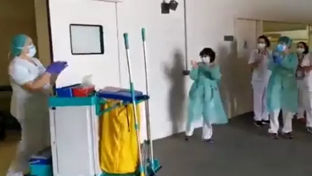Sağlık çalışanları, koronavirüs sürecinde büyük emek sarf eden temizlik görevlilerini alkışladı Sağlık çalışanları, koronavirüs sürecinde büyük emek sarf eden temizlik görevlilerini alkışladı