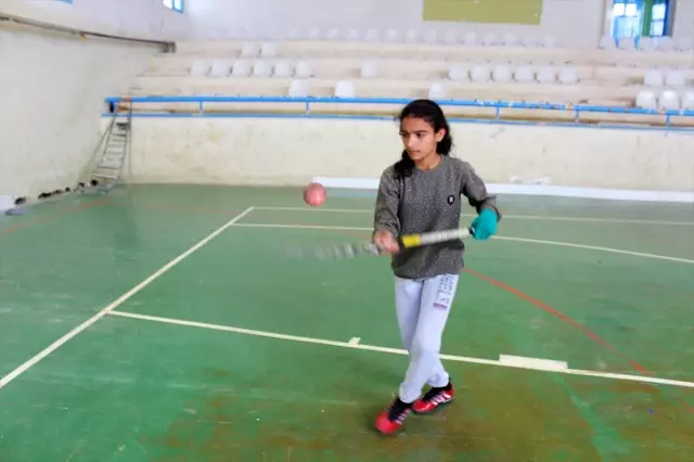 Salon hokeyi Suriyeli Lora'nın mutluluk kaynağı oldu