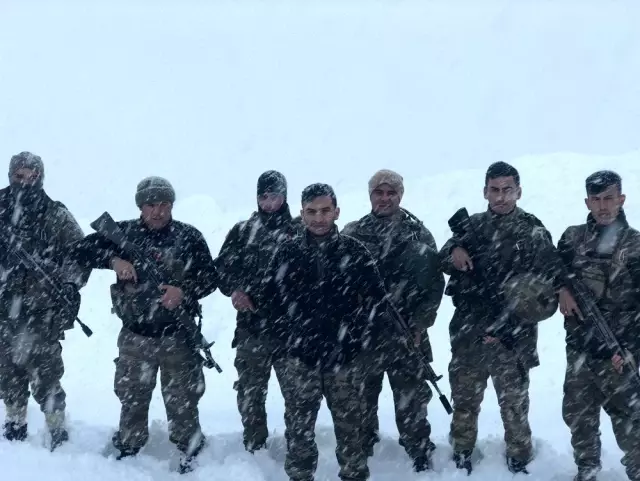 Sınırdaki Mehmetçikten 'Evde kal çağrısı'