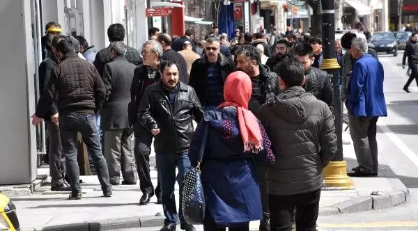 'Evde Kal' uyarılarının dikkate alınmadığı Sivas'ta cadde ve sokaklar dolup taştı 'Evde Kal' uyarılarının dikkate alınmadığı Sivas'ta cadde ve sokaklar dolup taştı