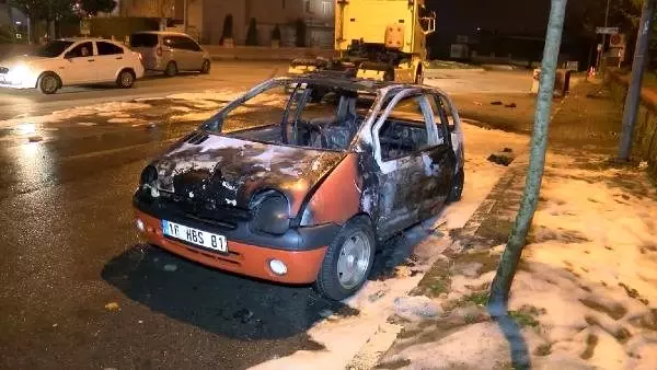 Ümraniye'de elektrik kontağından alev alan araç hurdaya döndü