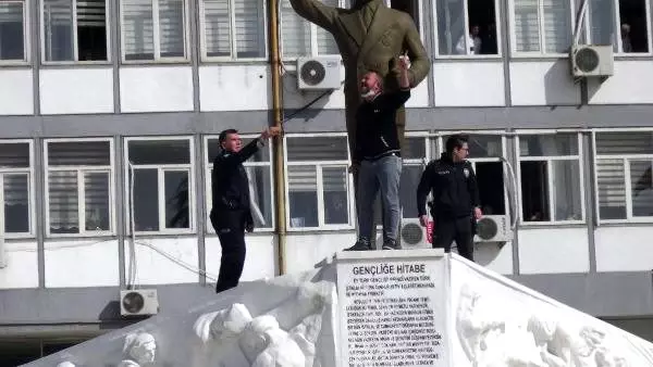 Valilik bahçesinde intihar edeceğini söyledi, polis vazgeçirdi