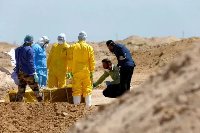 Yakınları, koronavirüse yenik düşen kişinin tabutuna son kez dokundu Yakınları, koronavirüse yenik düşen kişinin tabutuna son kez dokundu