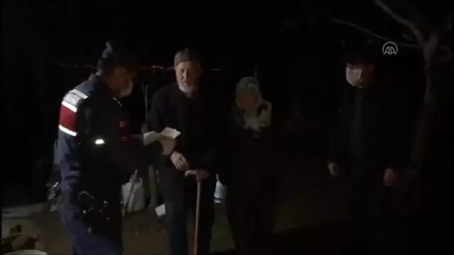 Yaşlı çiftin ihtiyaçlarını bağ evine jandarma ulaştırdı Yaşlı çiftin ihtiyaçlarını bağ evine jandarma ulaştırdı