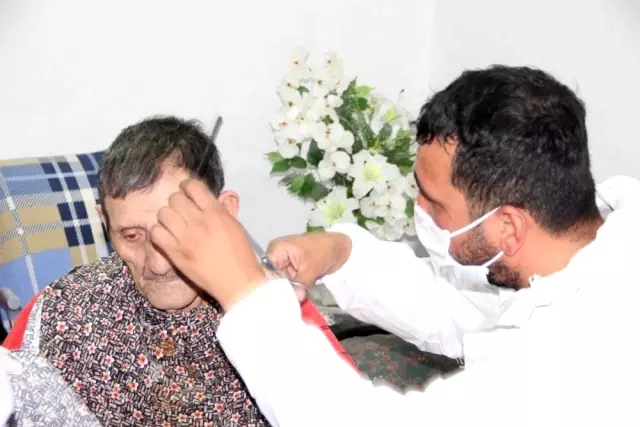 Yaşlılara evlerinde saç ve sakal tıraşı hizmeti Yaşlılara evlerinde saç ve sakal tıraşı hizmeti