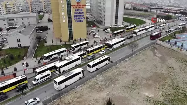 Yurtlarda kalan vatandaşları almaya gelen otobüsler uzun kuyruklar oluşturdu Yurtlarda kalan vatandaşları almaya gelen otobüsler uzun kuyruklar oluşturdu
