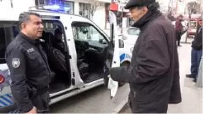 Yasağı ihlal eden yaşlı vatandaş, evine dolmuşla dönmek istedi: Arabanız benzin yakıyor, devlete zarar vermeyelim Yasağı ihlal eden yaşlı vatandaş, evine dolmuşla dönmek istedi: Arabanız benzin yakıyor, devlete zarar vermeyelim