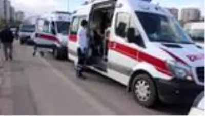 Adana'da otomobil tırla çarpıştı: 6 yaralı Adana'da otomobil tırla çarpıştı: 6 yaralı