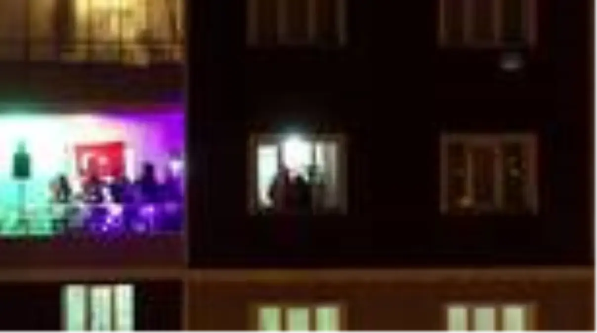 Amatör müzisyen, evde kalanlar için balkondan konser verdi