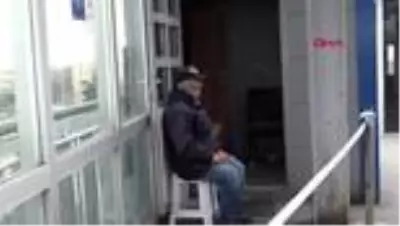 AVCILAR'DA POLİS, YOLUNU BULAMAYAN ALZHEİMER HASTASI YAŞLI ADAMI EVİNE GÖTÜRDÜ AVCILAR'DA POLİS, YOLUNU BULAMAYAN ALZHEİMER HASTASI YAŞLI ADAMI EVİNE GÖTÜRDÜ