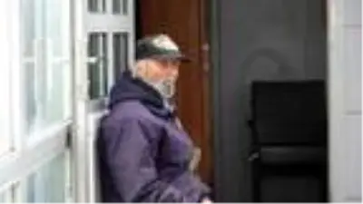 Avcılar'da polis, yolunu bulamayan Alzheimer hastası yaşlı adamı evine götürdü Avcılar'da polis, yolunu bulamayan Alzheimer hastası yaşlı adamı evine götürdü