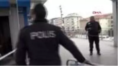 AVCILAR'DA POLİS, YOLUNU BULAMAYAN ALZHEİMER HASTASI YAŞLI ADAMI EVİNE GÖTÜRDÜ AVCILAR'DA POLİS, YOLUNU BULAMAYAN ALZHEİMER HASTASI YAŞLI ADAMI EVİNE GÖTÜRDÜ