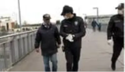 Avcılar'da polis, yolunu bulamayan Alzheimer hastası yaşlı adamı evine götürdü Avcılar'da polis, yolunu bulamayan Alzheimer hastası yaşlı adamı evine götürdü