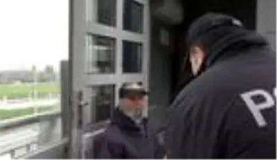 Avcılar'da polis, yolunu bulamayan Alzheimer hastası yaşlı adamı evine götürdü Avcılar'da polis, yolunu bulamayan Alzheimer hastası yaşlı adamı evine götürdü