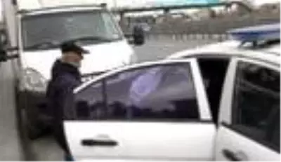 Avcılar'da polis, yolunu bulamayan Alzheimer hastası yaşlı adamı evine götürdü Avcılar'da polis, yolunu bulamayan Alzheimer hastası yaşlı adamı evine götürdü