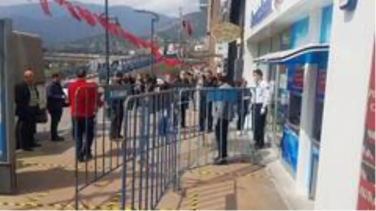 Banka önlerine 'sosyal mesafe' bariyerleri