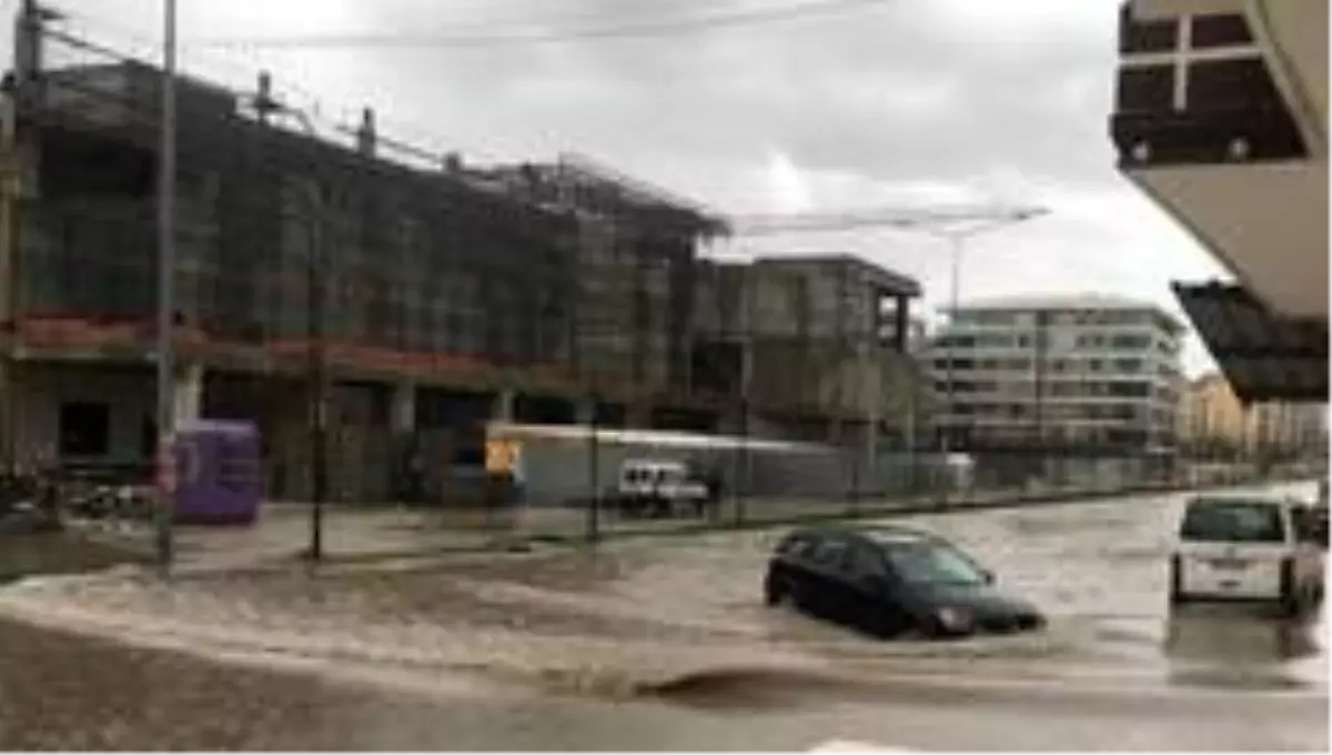 Batman'da şiddetli yağmur yolları göle çevirdi