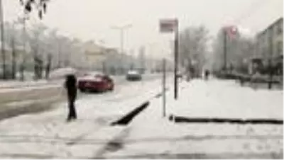 Bingöl’de kar yağışı nedeniyle 281 köy yolu kapandı