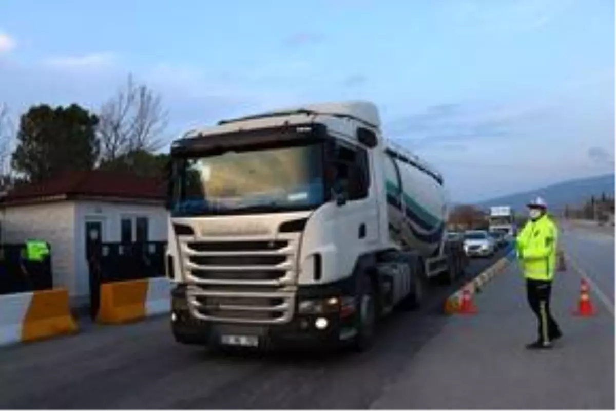 Burdur'da koronavirüs denetimlerinde uzun araç kuyrukları oluştu