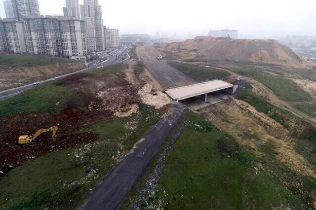 Cumhurbaşkanı müjdesini verdiği Başakşehir Şehir Hastanesi'nin yollarının yapımına başlandı Cumhurbaşkanı müjdesini verdiği Başakşehir Şehir Hastanesi'nin yollarının yapımına başlandı