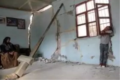 Hakan Ural, iki çocuğu hasta olan ailenin evini yaptırdı Hakan Ural, iki çocuğu hasta olan ailenin evini yaptırdı