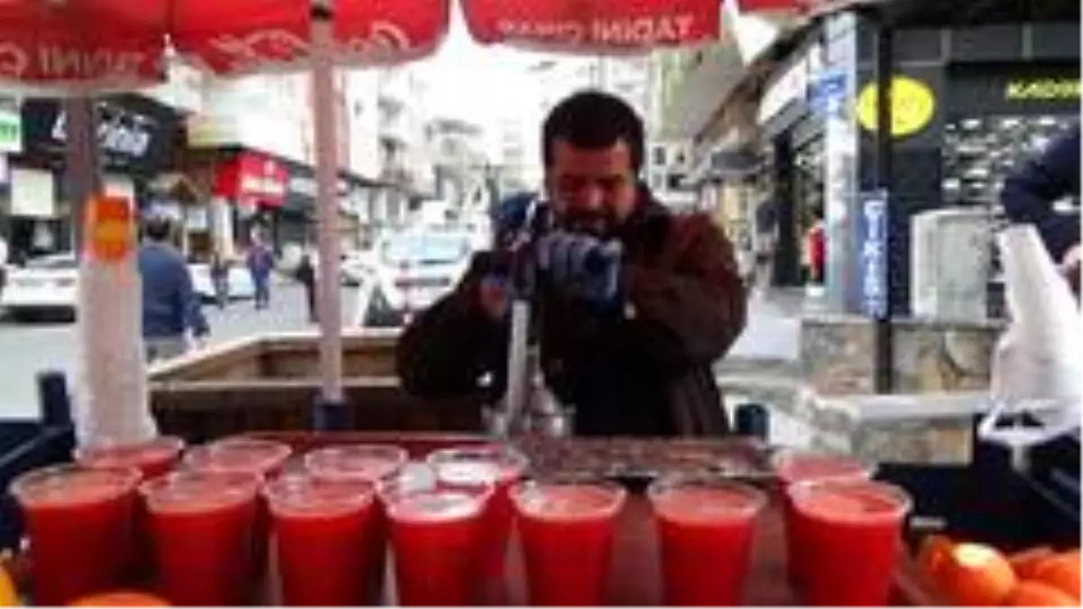 Hayırsever kadın vatandaşlara para ve gıda malzemesi dağıttı