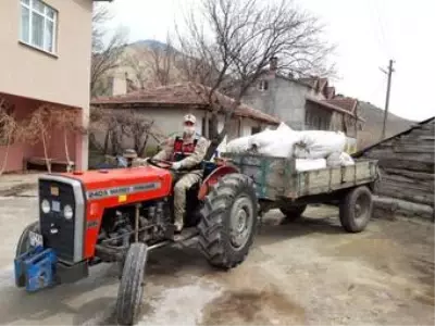 Karantina altındaki köyde saman bitince jandarma saman taşıdı Karantina altındaki köyde saman bitince jandarma saman taşıdı