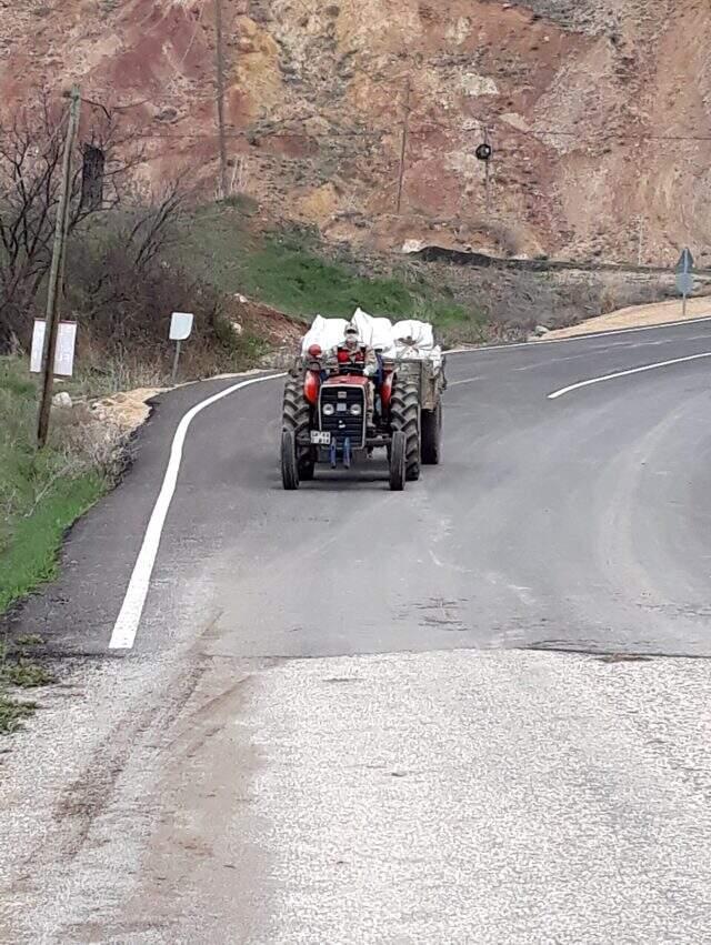 Karantina altındaki köyde saman bitince jandarma saman taşıdı.