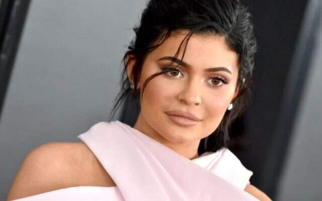 Kylie Jenner, koronavirüsle mücadele için kozmetik üretimini durdurup el dezenfektanı üretmeye başladı