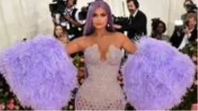 Kylie Jenner, koronavirüsle mücadele için kozmetik yerine el dezenfektanı üretmeye başladı