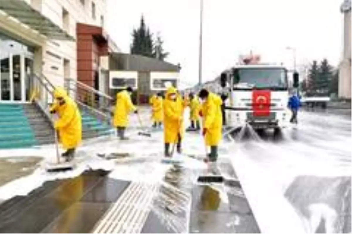 Mamak'ta sokak ve kaldırımlar dezenfekte ediliyor