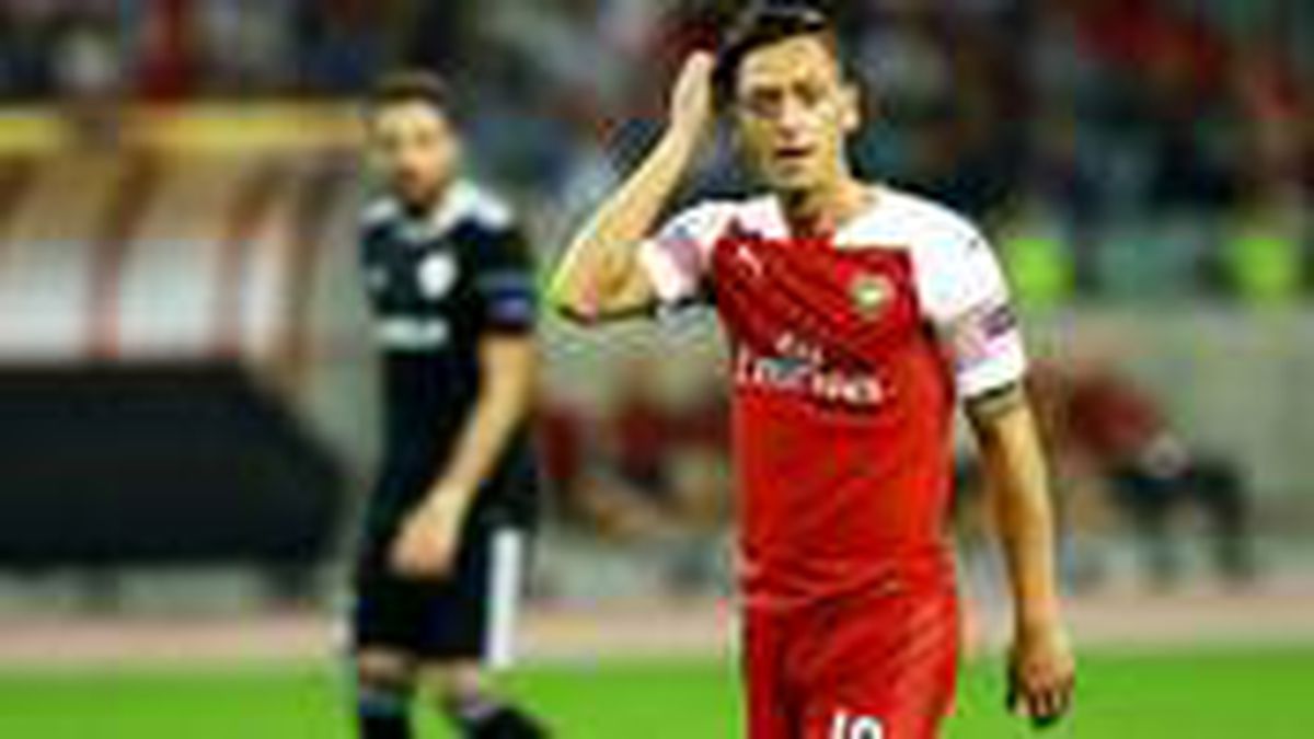 Mesut Özil'den evde kalanlara maç davetiyesi
