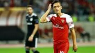 Mesut Özil’den evde kalanlara maç davetiyesi