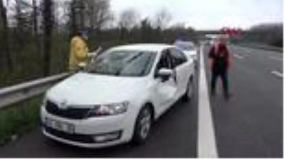 Otomobil bariyerlere saplandı: 2 yaralı