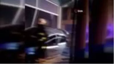 Otomobiliyle daldığı dükkanda kurtarılmayı bekledi Otomobiliyle daldığı dükkanda kurtarılmayı bekledi