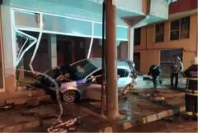 Otomobiliyle daldığı dükkanda kurtarılmayı bekledi Otomobiliyle daldığı dükkanda kurtarılmayı bekledi