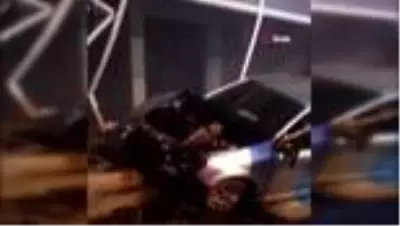 Otomobiliyle daldığı dükkanda kurtarılmayı bekledi Otomobiliyle daldığı dükkanda kurtarılmayı bekledi
