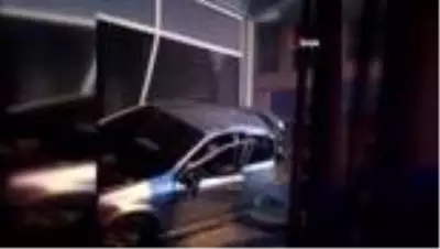Otomobiliyle daldığı dükkanda kurtarılmayı bekledi Otomobiliyle daldığı dükkanda kurtarılmayı bekledi