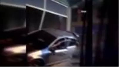 Otomobiliyle daldığı dükkanda kurtarılmayı bekledi Otomobiliyle daldığı dükkanda kurtarılmayı bekledi