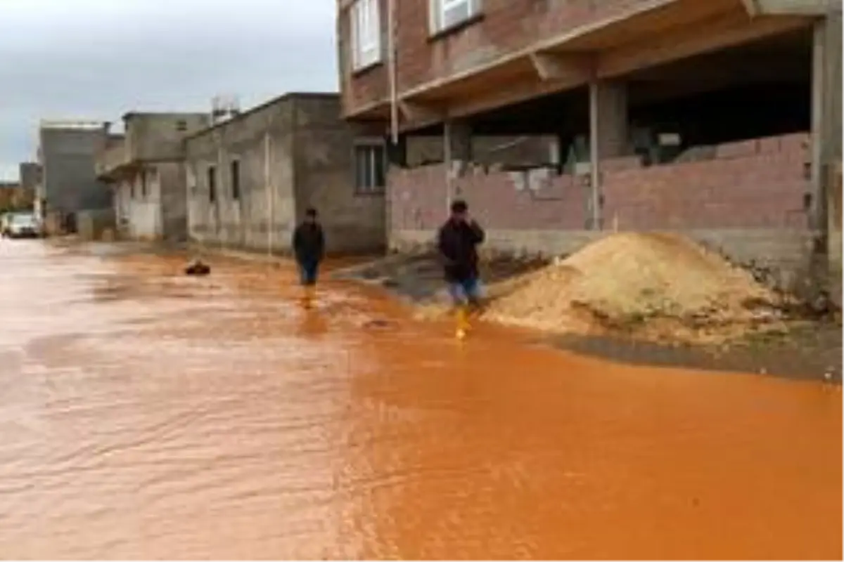 Şanlıurfa'da sağanak nedeniyle evlerinde mahsur kalan 6 kişi botla kurtarıldı