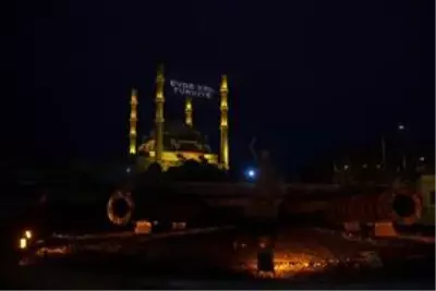 Selimiye Camisi'nin minarelerine 'Evde Kal Türkiye' yazılı mahya asıldı Selimiye Camisi'nin minarelerine 'Evde Kal Türkiye' yazılı mahya asıldı