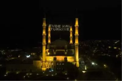 Selimiye Camisi'nin minarelerine 'Evde Kal Türkiye' yazılı mahya asıldı Selimiye Camisi'nin minarelerine 'Evde Kal Türkiye' yazılı mahya asıldı