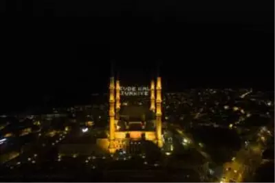 Selimiye Camisi'nin minarelerine 'Evde Kal Türkiye' yazılı mahya asıldı Selimiye Camisi'nin minarelerine 'Evde Kal Türkiye' yazılı mahya asıldı