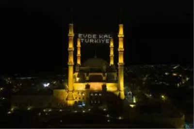 Selimiye Camisi'nin minarelerine 'Evde Kal Türkiye' yazılı mahya asıldı Selimiye Camisi'nin minarelerine 'Evde Kal Türkiye' yazılı mahya asıldı