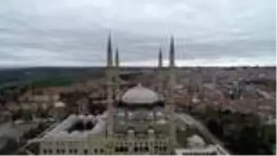 Selimiye Camisi'nin minarelerine 'Evde Kal Türkiye' yazılı mahya asıldı Selimiye Camisi'nin minarelerine 'Evde Kal Türkiye' yazılı mahya asıldı