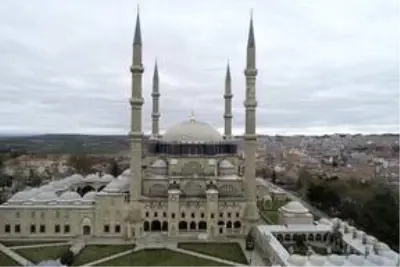 Selimiye Camisi'nin minarelerine 'Evde Kal Türkiye' yazılı mahya asıldı Selimiye Camisi'nin minarelerine 'Evde Kal Türkiye' yazılı mahya asıldı